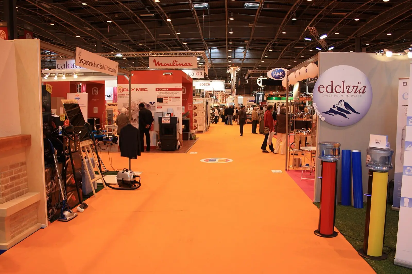 Visiteurs dans les allées d'une foire grand public