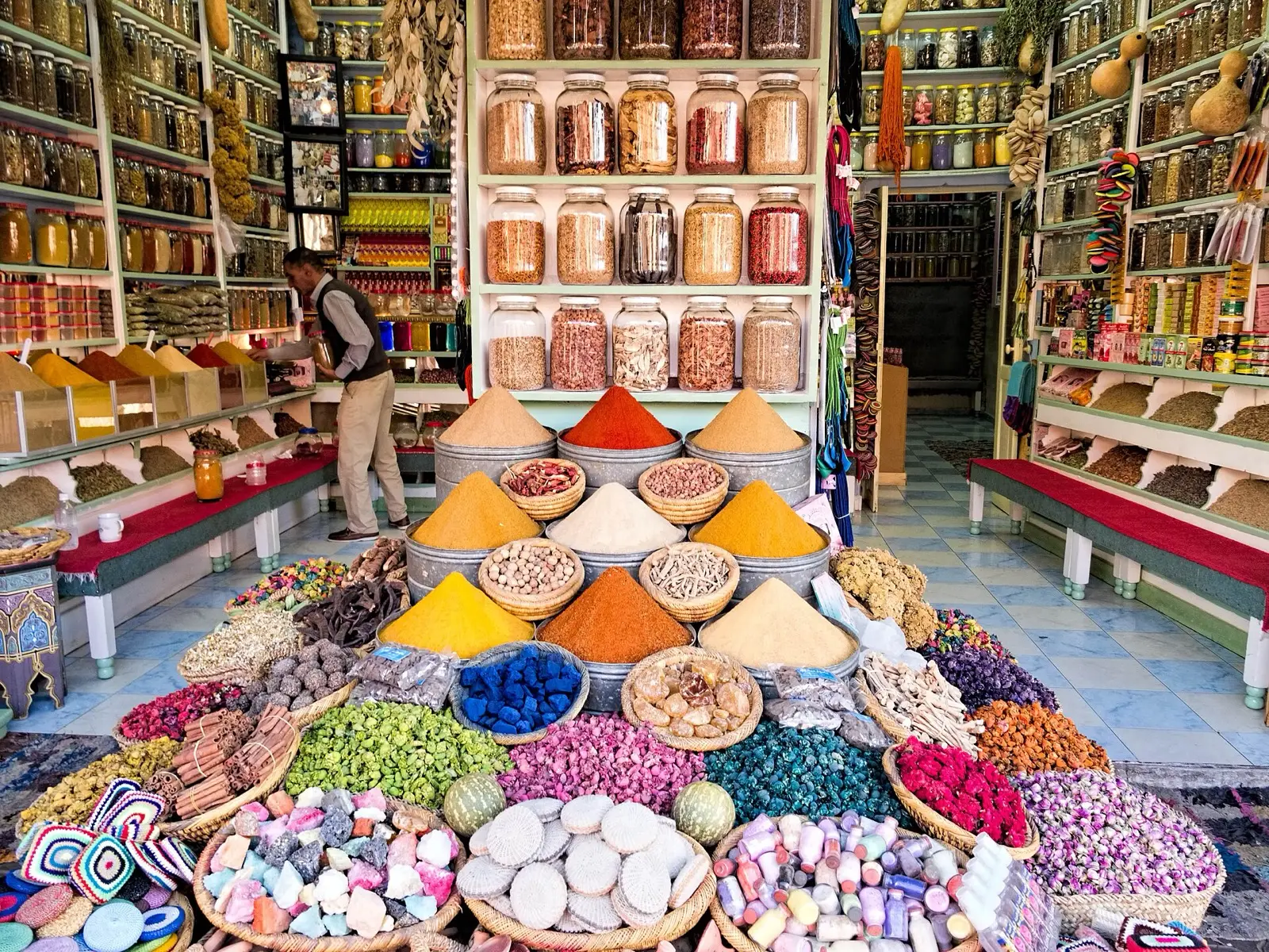Étal d'épices dans un souk marocain